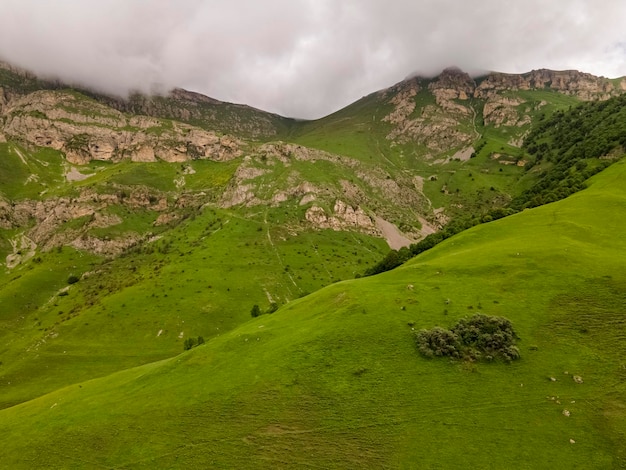 Paysage de montagne incroyable. Beaux nuages, champs, montagnes. Vue aérienne