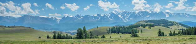 Photo paysage de montagne jour d'été ensoleillé panorama extra large voyageant dans les montagnes
