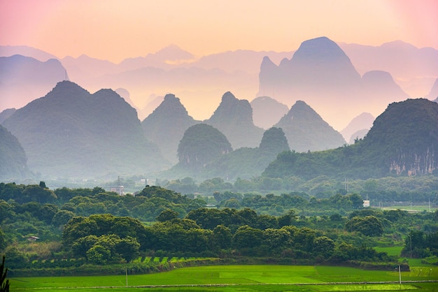 Paysage de montagne karstique de Guilin Chine