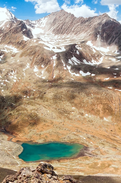 Photo paysage de montagne avec lac de montagne