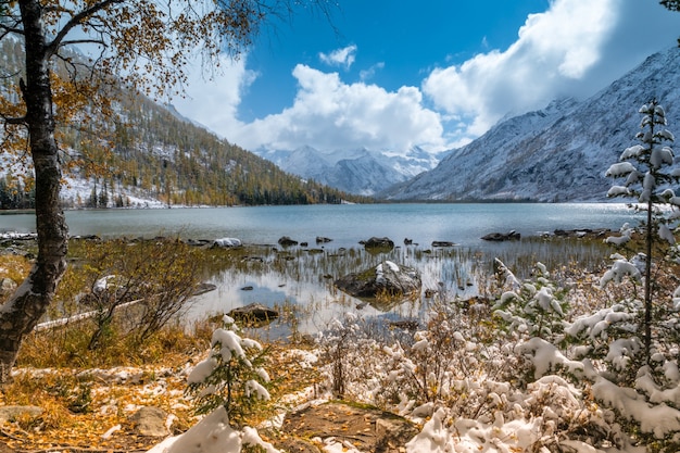 Paysage de montagne avec le lac Multinskoye inférieur dans l'Altaï, en Russie.