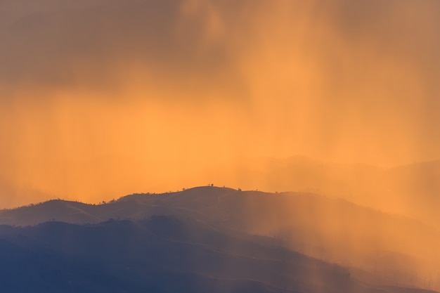 Paysage de montagne et lumière chaude et pluvieuse dans la nature, Doi Inthanon, Chiang Mai Thaïlande