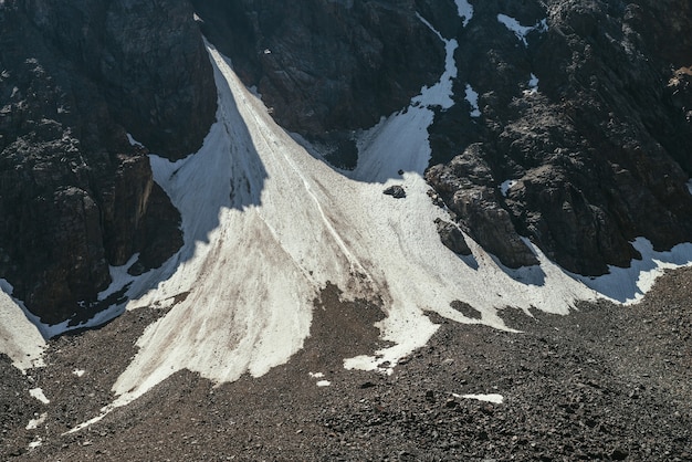 Photo paysage de montagne minimal avec une belle paroi rocheuse avec glacier et éboulis.