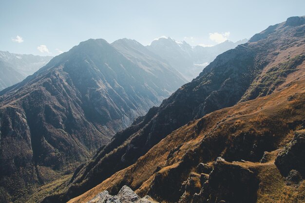 Un paysage de montagne avec une montagne en arrière-plan