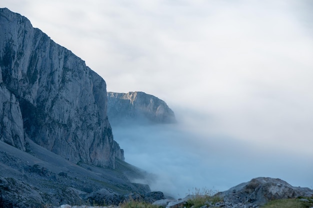 Paysage de montagne avec les montagnes au-dessus des nuages