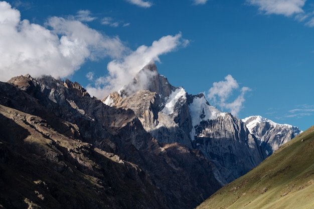 Paysage de montagne, montagnes avec nuages blancs et ciel bleu