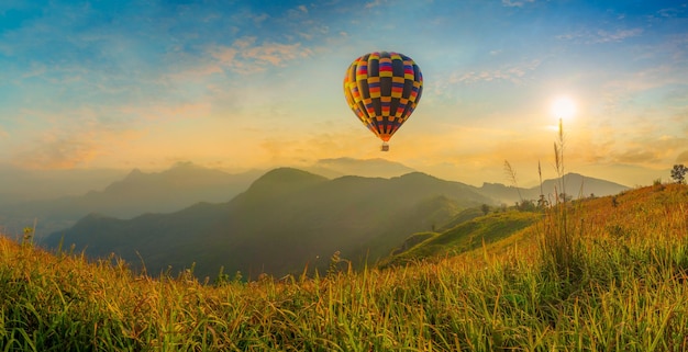 Paysage de montagne avec montgolfières et beau ciel