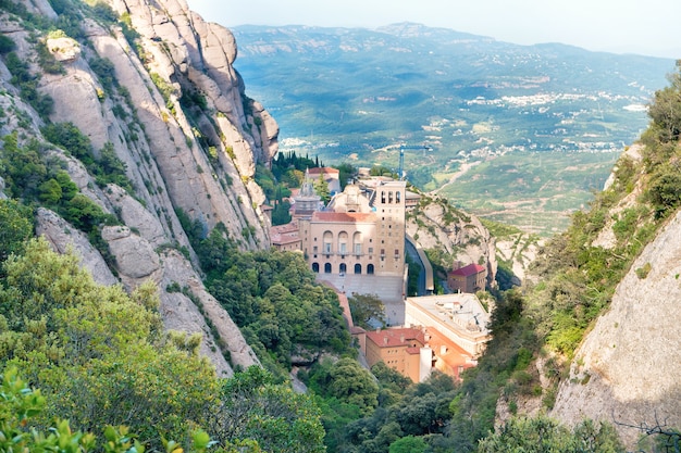 Paysage avec la montagne de Montserrat et le célèbre monastère dedans