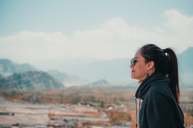 Paysage de montagne nature avec femme