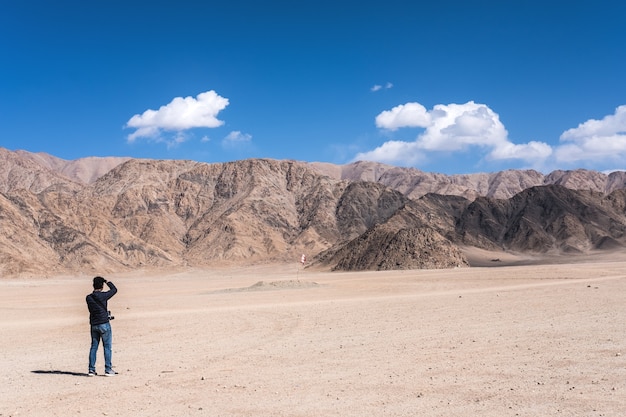 Paysage de montagne nature avec homme