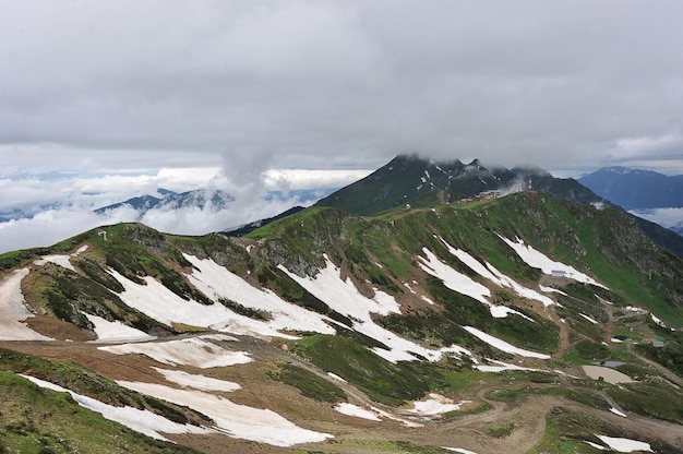 Paysage de montagne: neige sur la montagne, montagnes du Caucase, Krasnaya Polyana, Russie