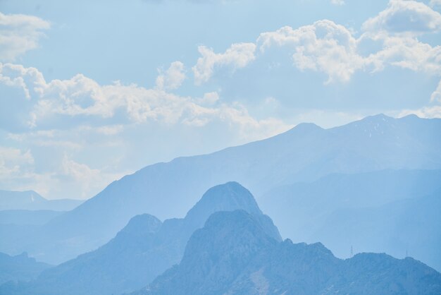 Paysage de montagne et nuages incroyables