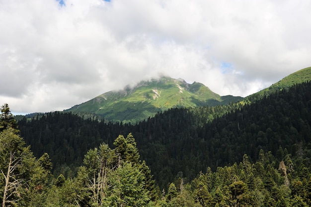 Paysage de montagne avec les nuages suspendus au-dessus des montagnes du Caucase