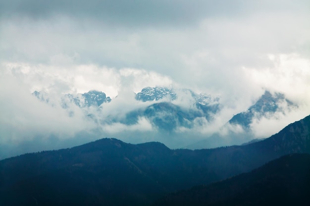 Paysage de montagne avec des nuages