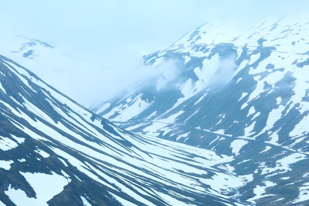 Paysage de montagne nuageux d'été (col de l'Oberalp, Suisse)