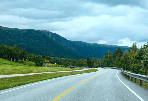 Paysage de montagne nuageux d'été avec route (Norvège).