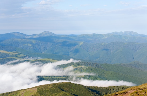 Paysage de montagne nuageux d'été (Ukraine, Carpates)