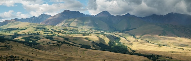 Paysage de montagne panoramique lumière contrastée par temps nuageux