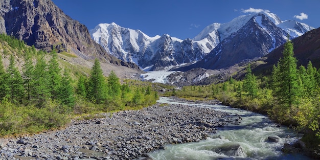 Paysage de montagne pittoresque, Altaï, Russie, gorge avec une rivière de montagne, pentes rocheuses