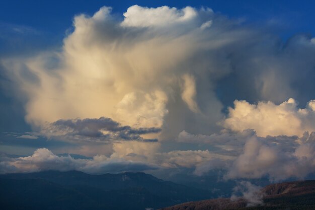 Paysage de montagne pittoresque un jour de pluie en été. Bon pour