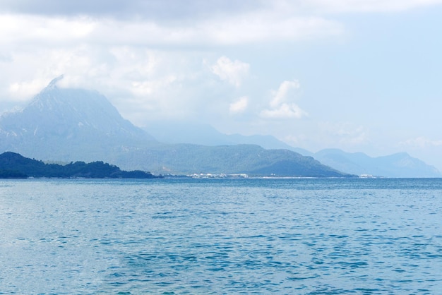 Paysage de montagne pittoresque avec vue sur la mer et les nuages