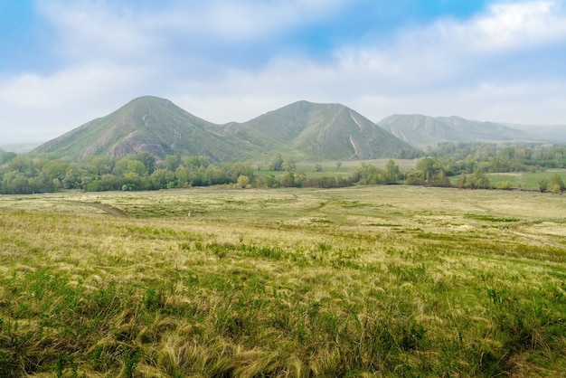 Paysage de montagne de printemps Long et village de montagnes Sergeevskaya Andreevka région d'Orenbourg