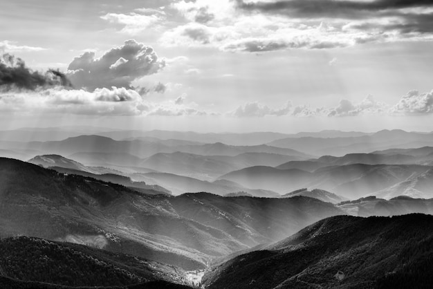 Paysage de montagne avec rayons de soleil