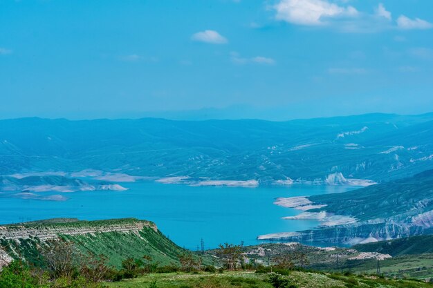 Paysage de montagne avec le réservoir de la centrale hydroélectrique de Chirkey au Daghestan