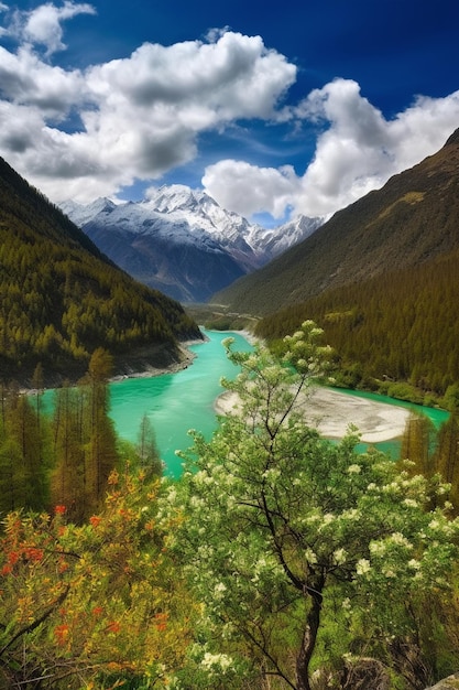 Un paysage de montagne avec une rivière turquoise et une montagne verte en arrière-plan.