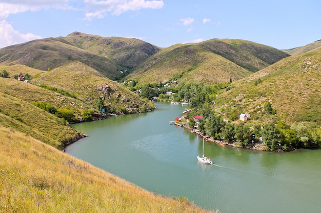 Paysage de montagne et rivière