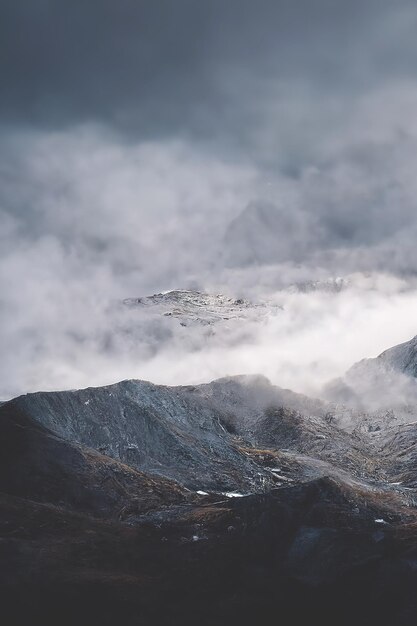 Paysage de montagne Sommets de montagne dans le brouillard Paysage fantastique Roches de montagne Illustration 3D