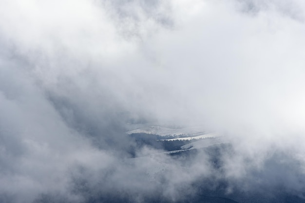 Un paysage de montagne sous de faibles nuages