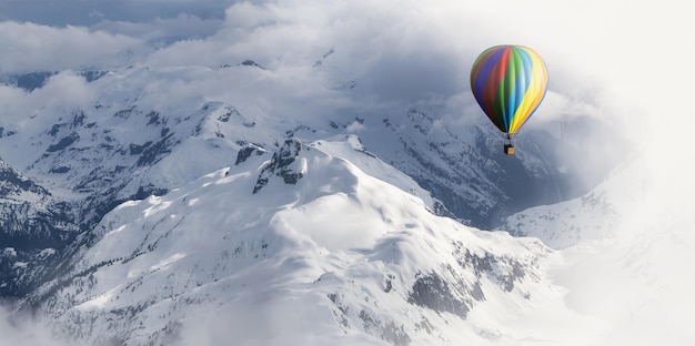Paysage de montagne spectaculaire couvert de nuages et de vol en montgolfière