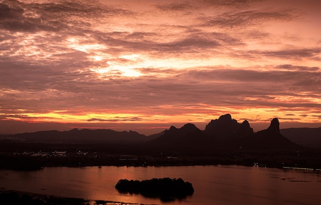 Paysage de montagne spectaculaire silhouettee panorama au coucher du soleil dans la mer