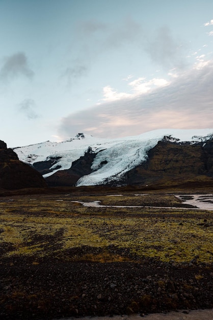 Photo paysage de montagne de terre noire enneigée en islande par temps clair