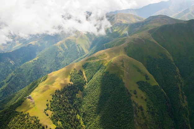 Paysage de montagne Touchétie et vue sur la nature géorgienne à angle élevé