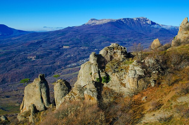 Paysage de montagne avec vallée, rochers et ciel bleu, fond de voyage naturel