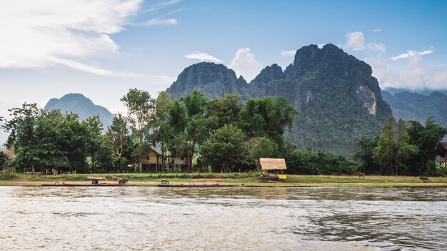 Paysage et montagne à Vang Vieng, Laos.