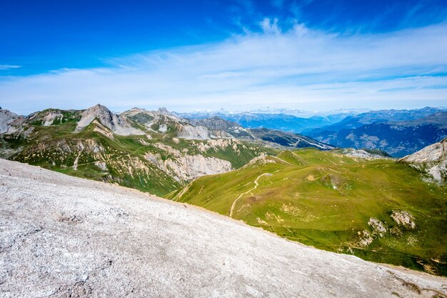 Paysage de montagne vue depuis le sommet du Petit Mont Blanc à Pralognan la Vanoise, Alpes françaises