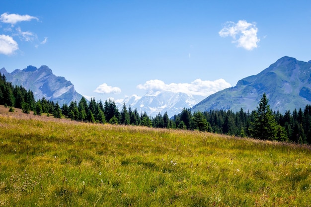 Photo paysage de montagne et vue sur le mont blanc à la clusaz, haute-savoie, france