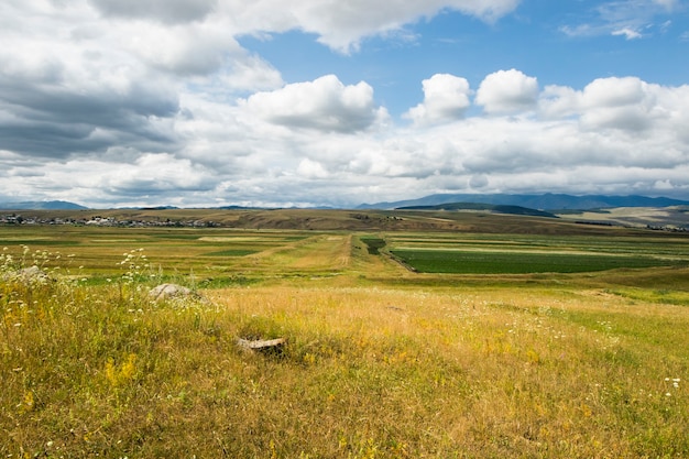 Paysage de montagne et vue à Tsalka, Géorgie. Champ vert et nuages. Agricole.