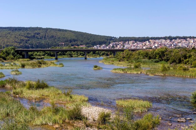 Paysage de montagne avec vue sur la vallée de la ville d'Arta et la rivière Arachthos lors d'une journée d'été ensoleillée Grèce Épire