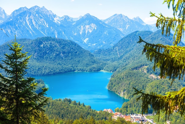 Paysage de montagnes alpines Allemagne Belle vue panoramique sur le lac Alpsee d'en haut