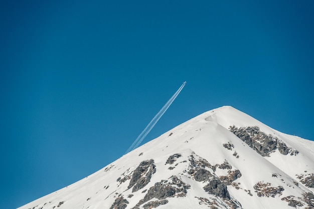 Paysage de montagnes alpines avec neige blanche et ciel bleu Coucher de soleil hiver dans la nature Arbres givrés sous la lumière du soleil Merveilleux paysage hivernal Western Tatras slovaquie