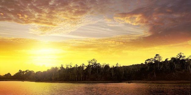 Paysage de montagnes au coucher du soleil arrière-plan flou