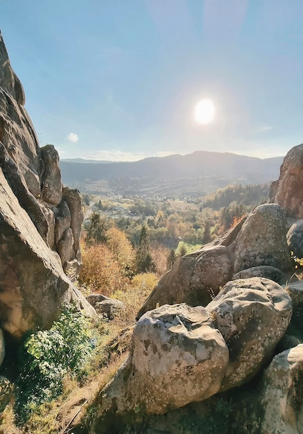 Paysage de montagnes au coucher du soleil automne doré