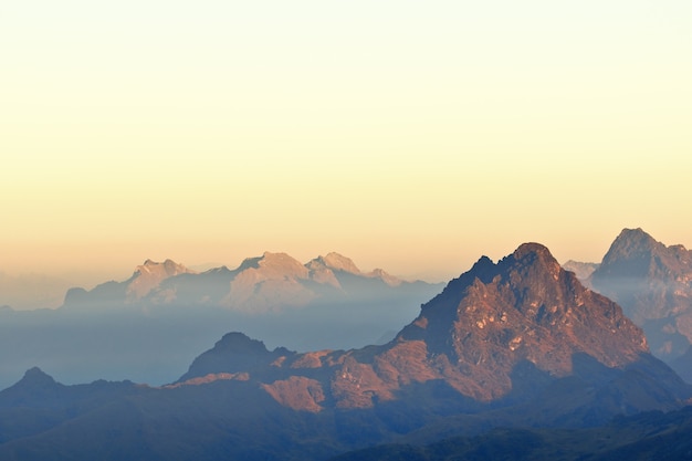 Paysage de montagnes au coucher du soleil