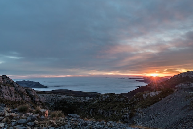 Paysage de montagnes au lever du soleil au-dessus des nuages, mer de nuages