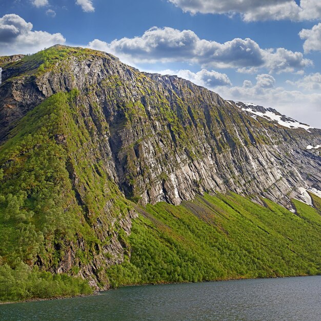 Paysage de montagnes au nord du cercle polaire et arctique en Norvège Vue panoramique sur les collines enneigées dans une région éloignée avec des nuages en hiver froid Voyager à l'étranger et à l'étranger pour des vacances et des vacances