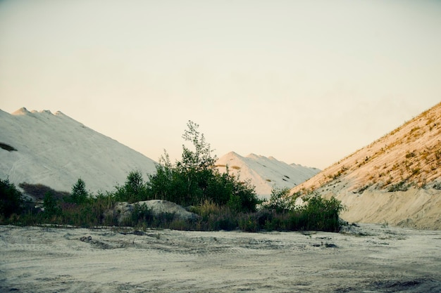 Un paysage de montagnes blanches et de sable